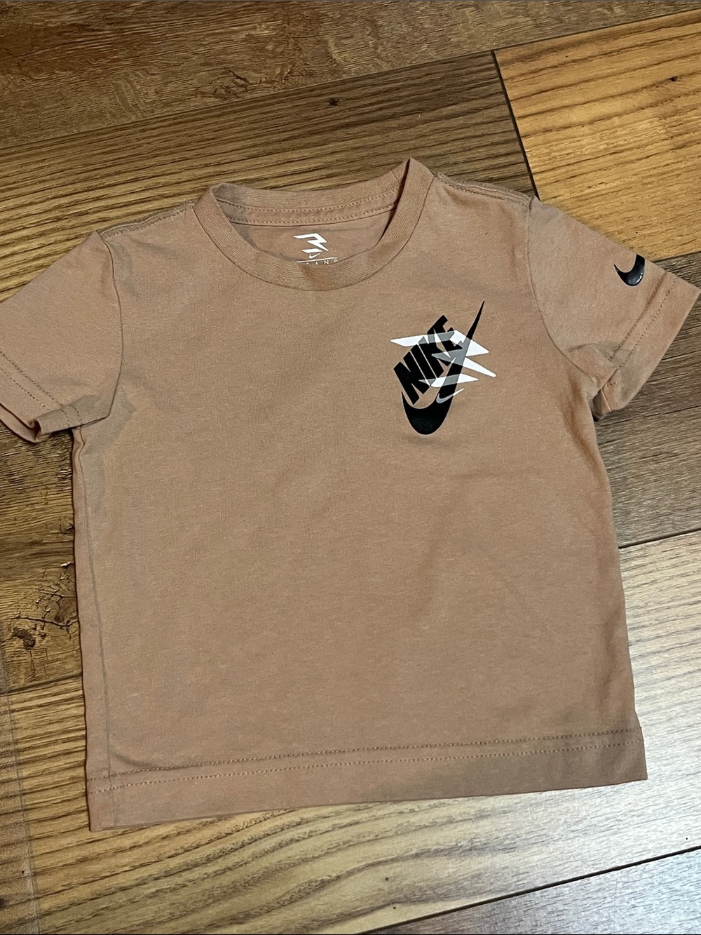 Nike Kids Short Sleeve Graphic Tee in Tan Size 2T